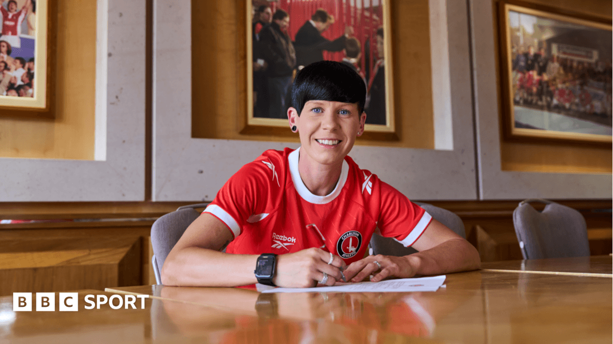 Charlton Athletic'dan Ashleigh Neville transferi